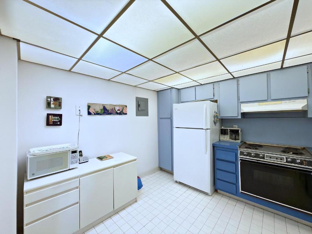 BARCLAY CONDO - Residential