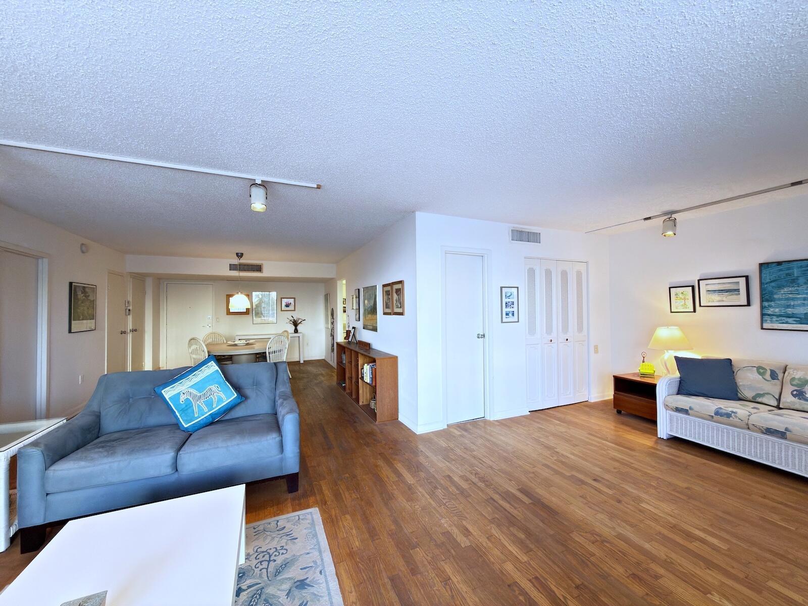 BARCLAY CONDO - Residential