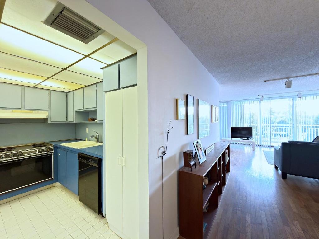 BARCLAY CONDO - Residential