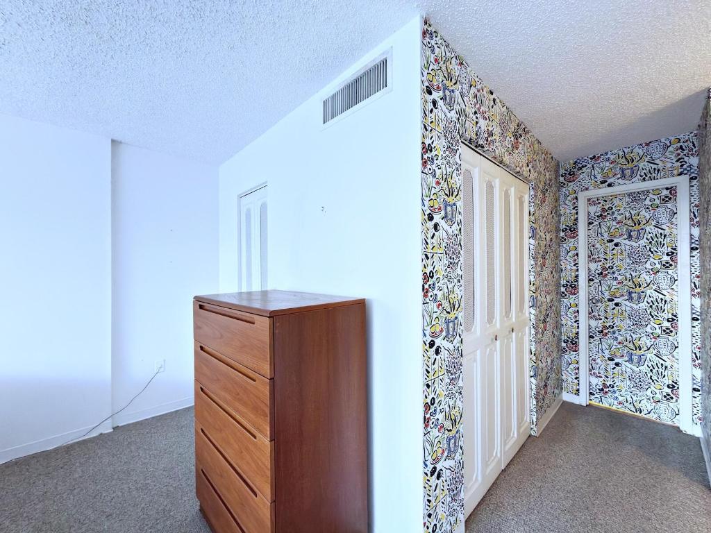 BARCLAY CONDO - Residential