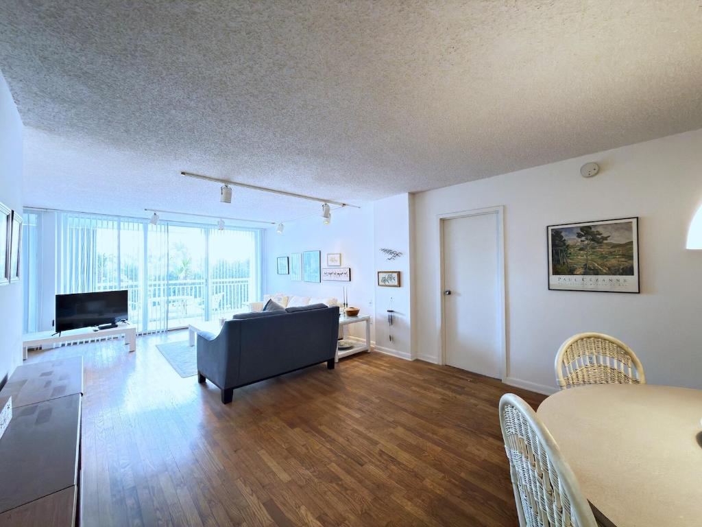 BARCLAY CONDO - Residential