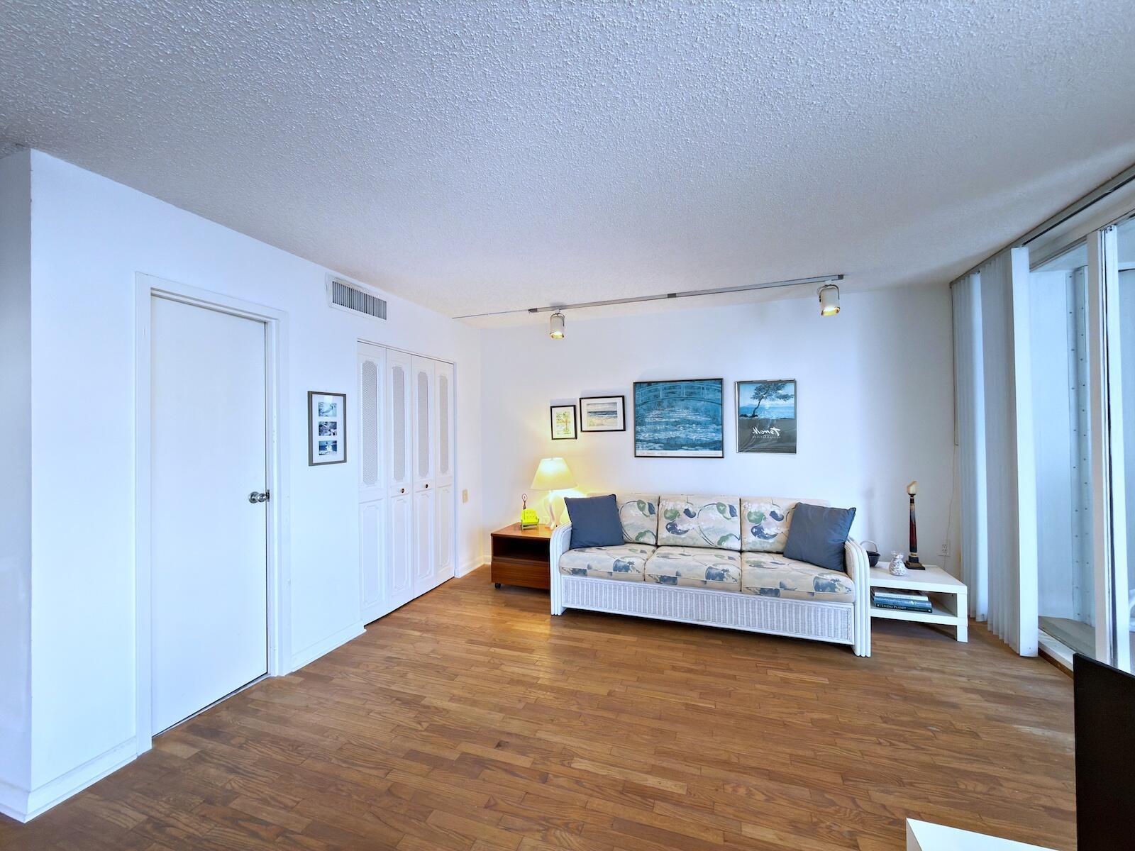 BARCLAY CONDO - Residential