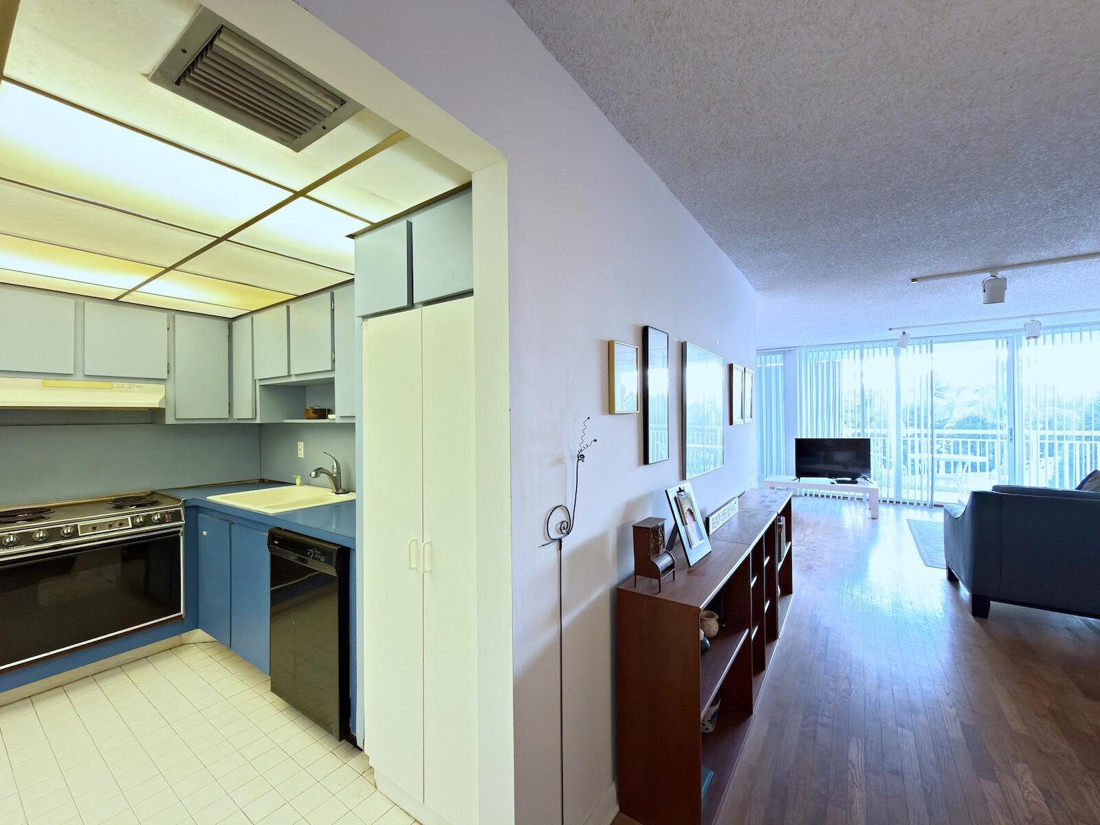 BARCLAY CONDO - Residential