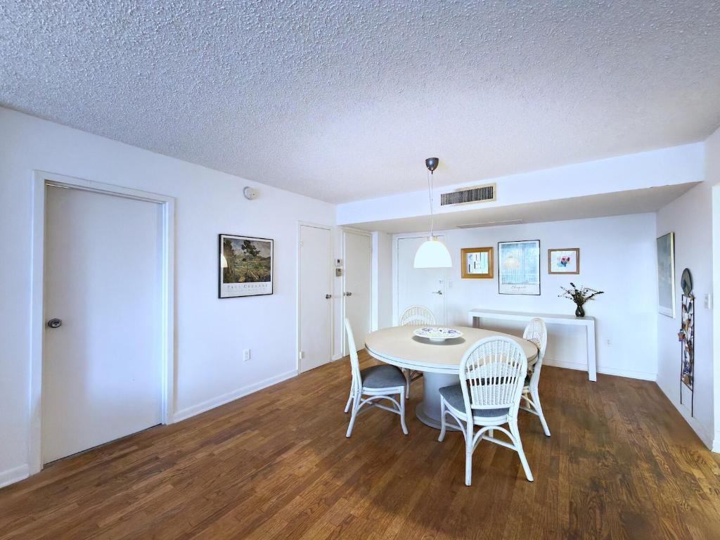 BARCLAY CONDO - Residential