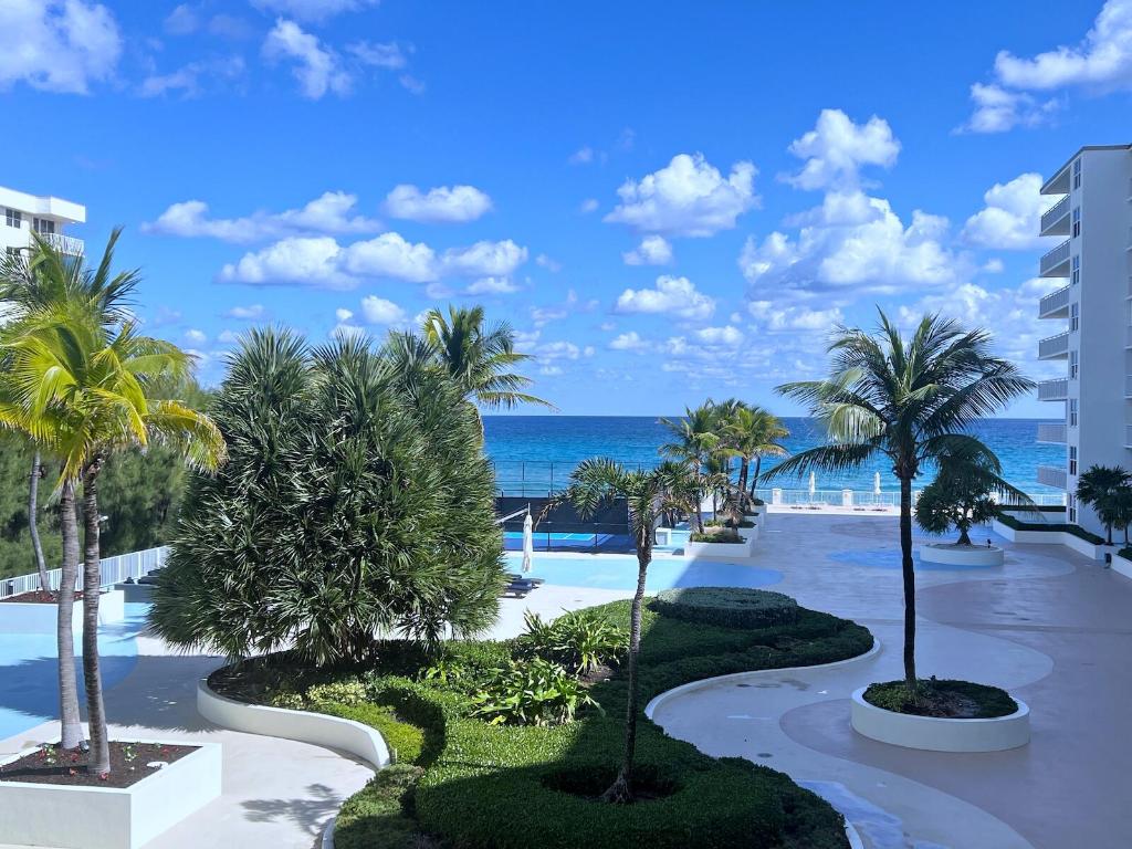 BARCLAY CONDO - Residential