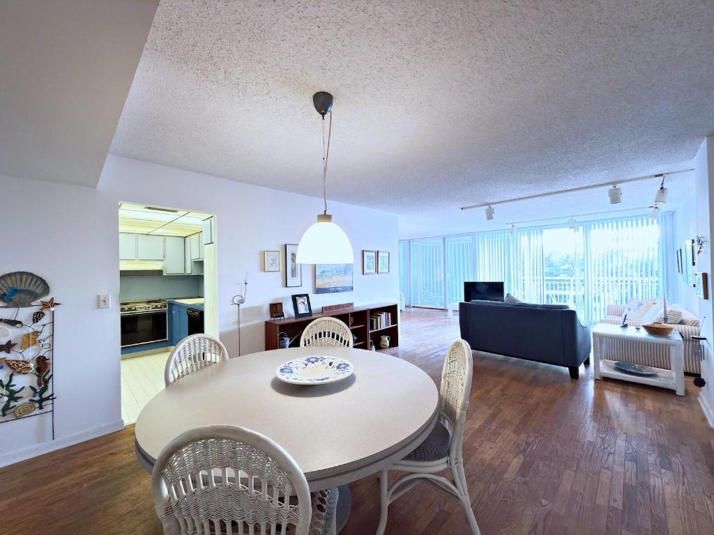 BARCLAY CONDO - Residential