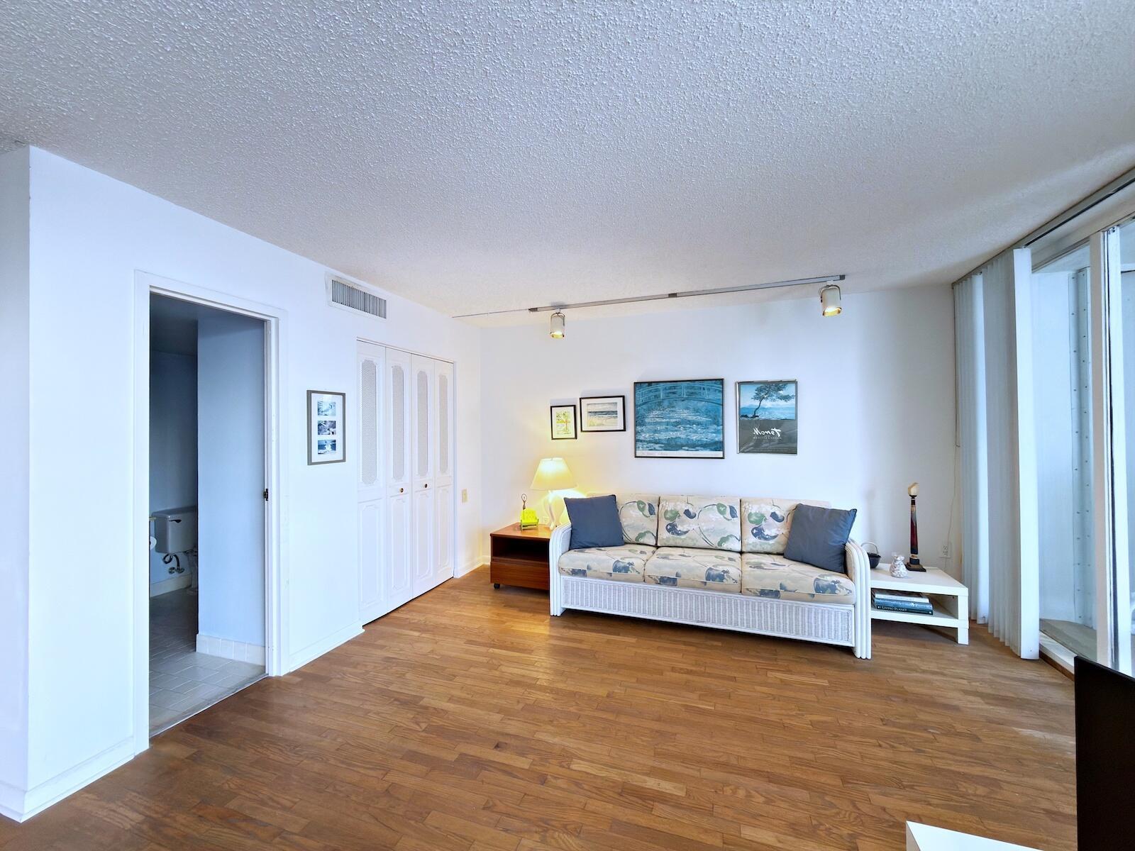 BARCLAY CONDO - Residential