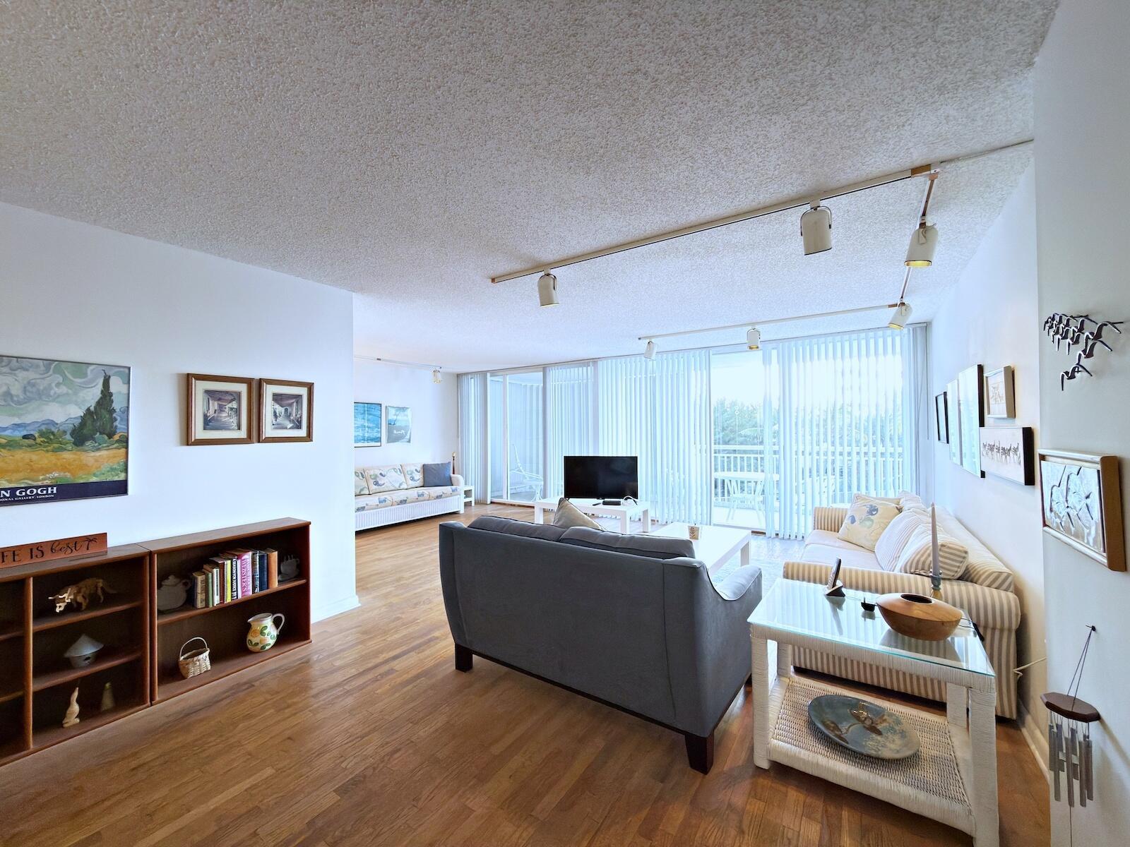 BARCLAY CONDO - Residential