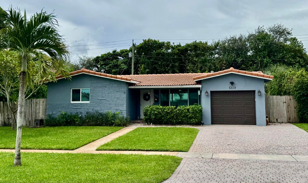 Photo of 4300 GRANT Street, Hollywood, FL 33021 (MLS # B26084657)