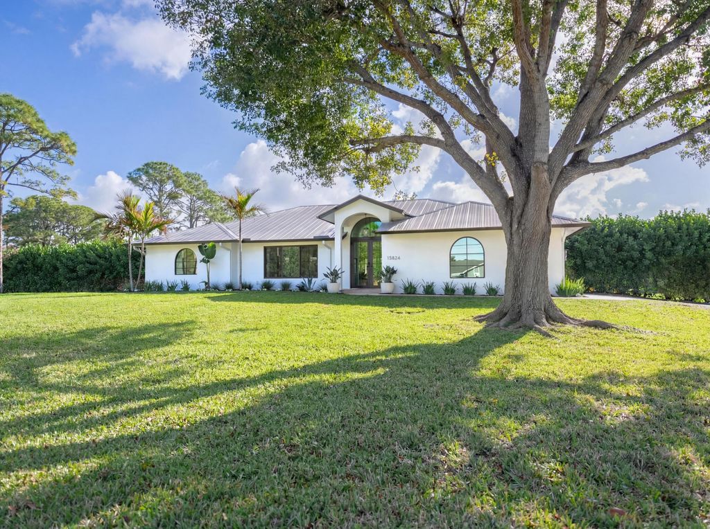 Photo of 15824 74th Ave N, Palm Beach Gardens, FL 33418 (MLS # B26000419)