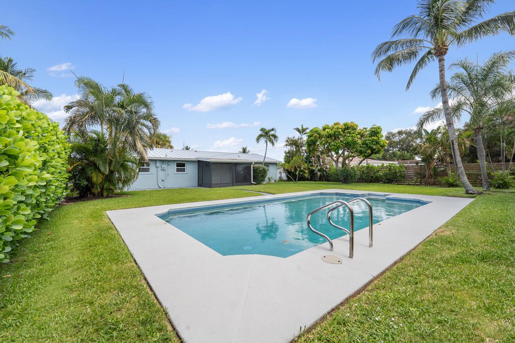 Photo of 204 Circle E, Jupiter, FL 33458 (MLS # R11112425)