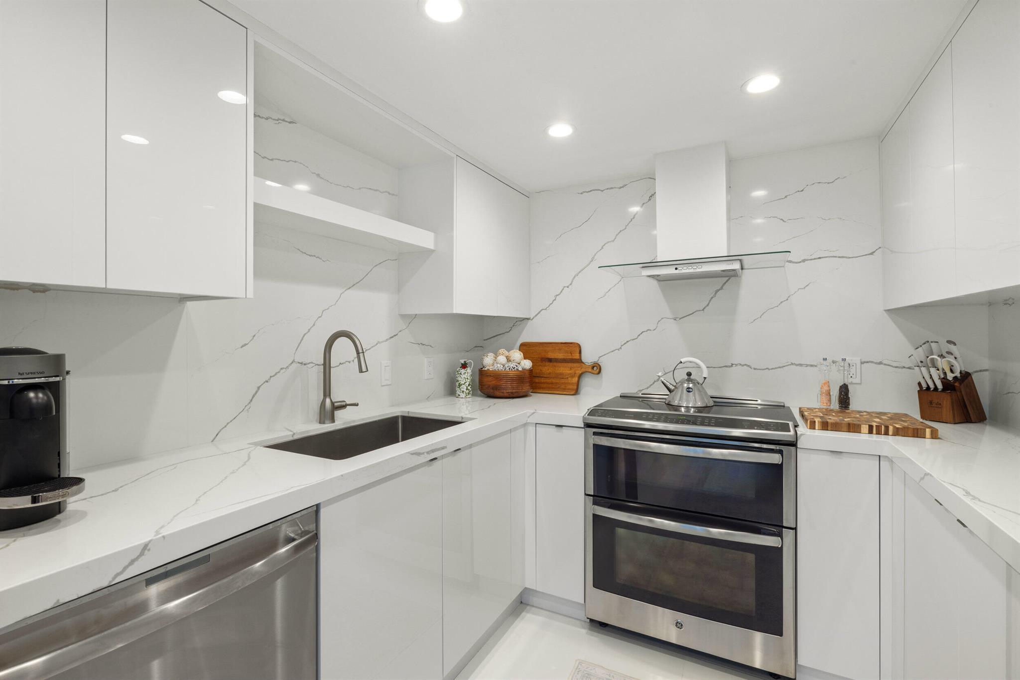 CARLYLE HOUSE CONDO - Residential
