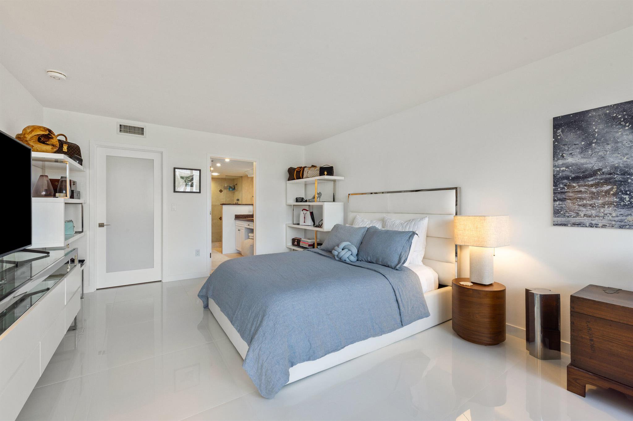 CARLYLE HOUSE CONDO - Residential