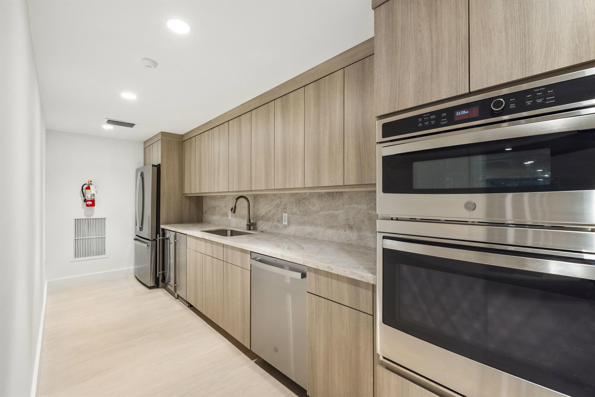 CARLYLE HOUSE CONDO - Residential