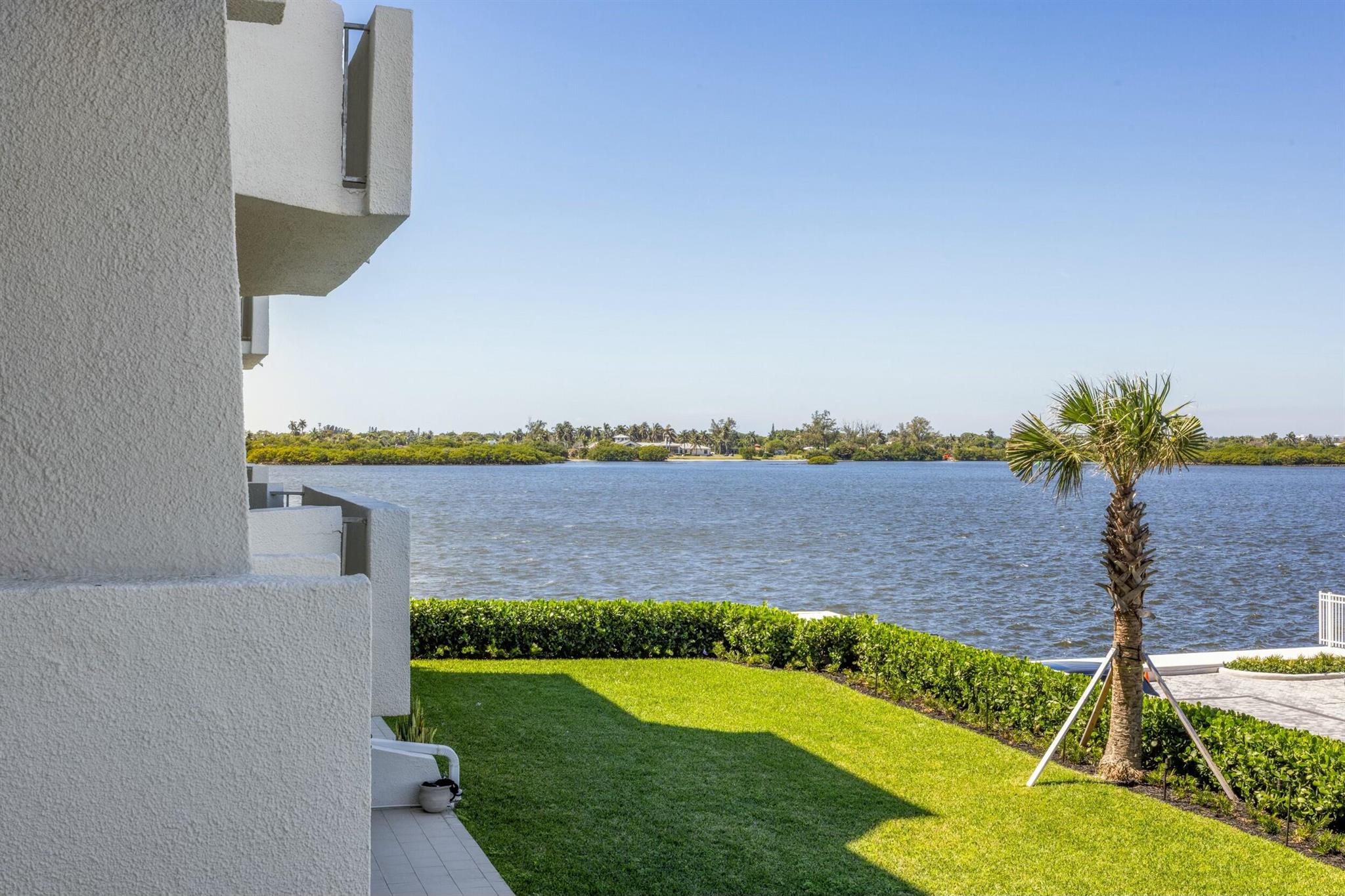 CARLYLE HOUSE CONDO - Residential
