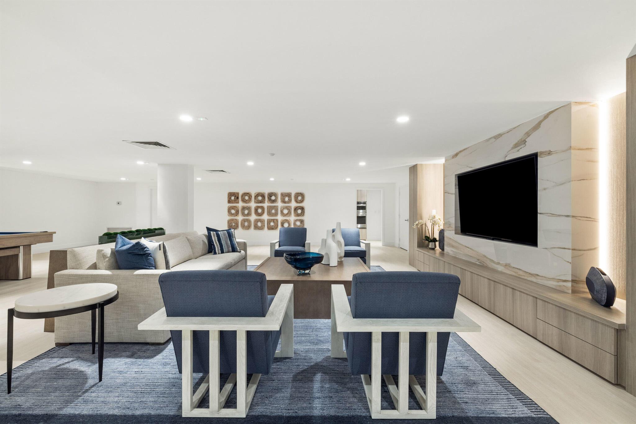 CARLYLE HOUSE CONDO - Residential