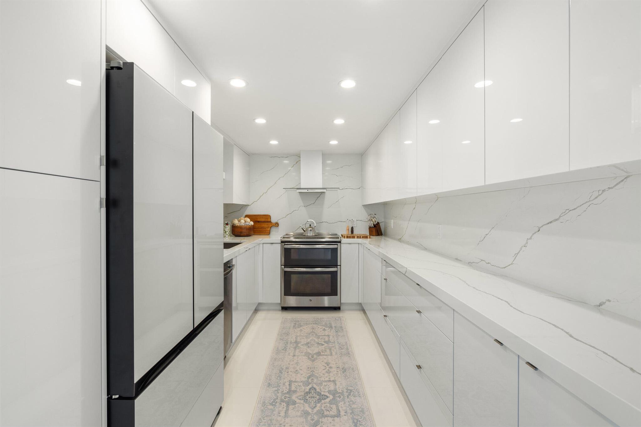 CARLYLE HOUSE CONDO - Residential