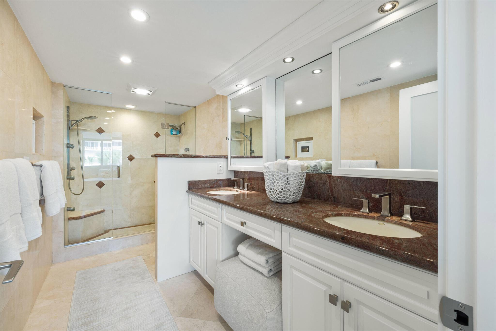 CARLYLE HOUSE CONDO - Residential