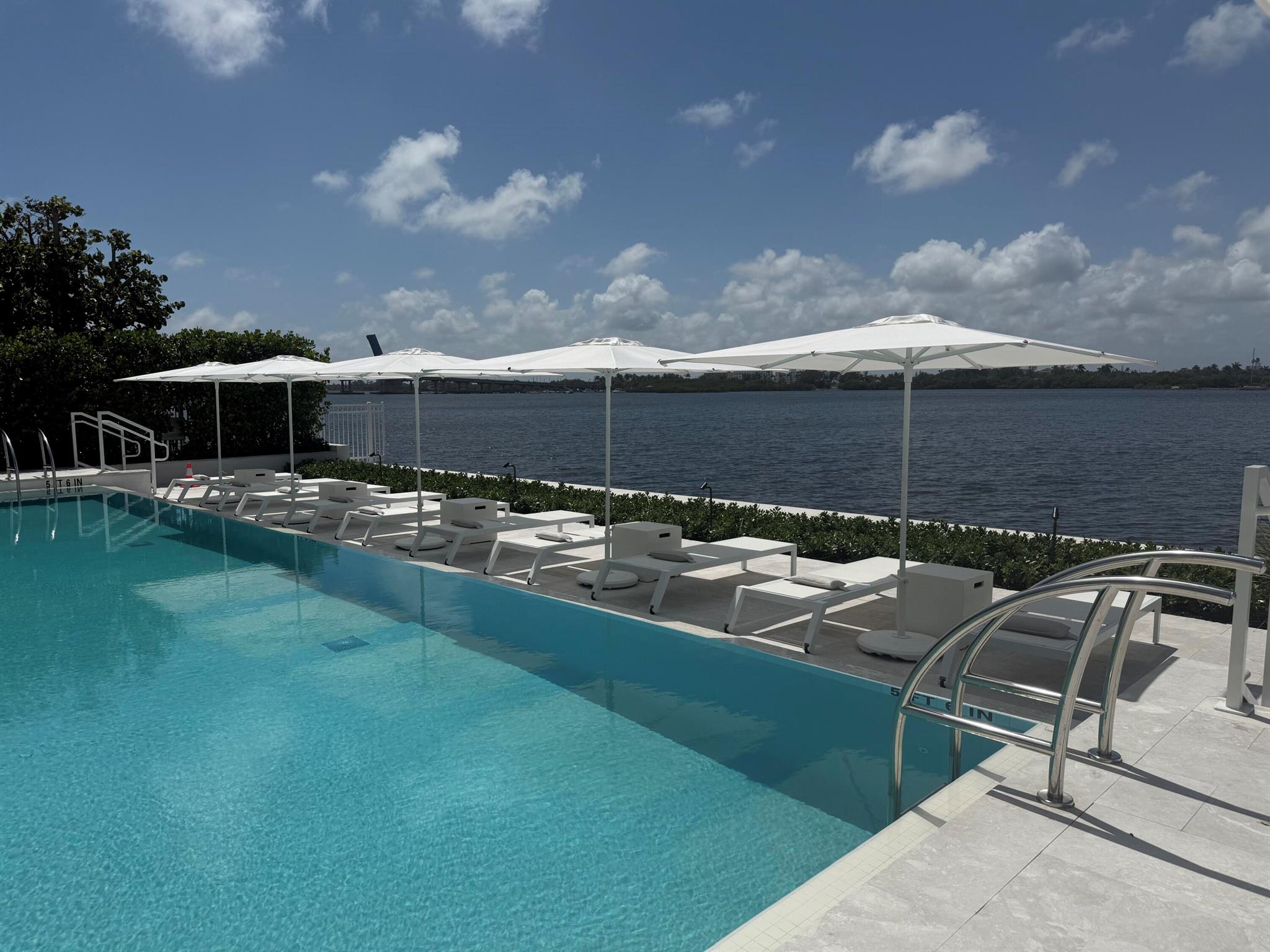 CARLYLE HOUSE CONDO - Residential