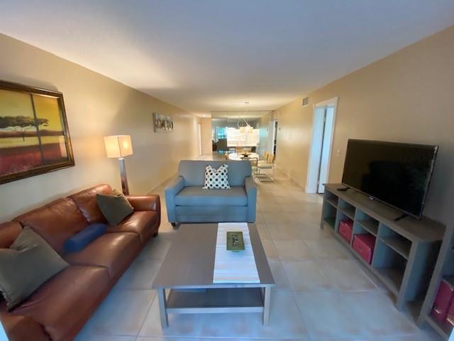 NINTH GREEN AT CRYSTAL LA - Residential