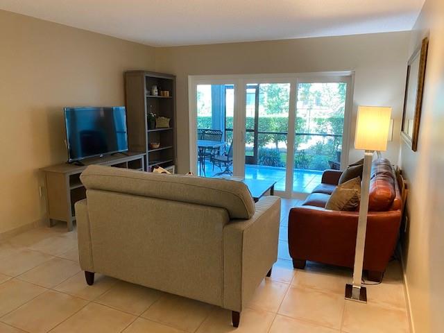 NINTH GREEN AT CRYSTAL LA - Residential