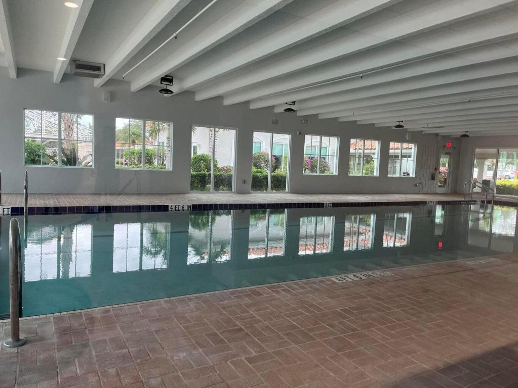 HUNTINGTON POINTE - Residential
