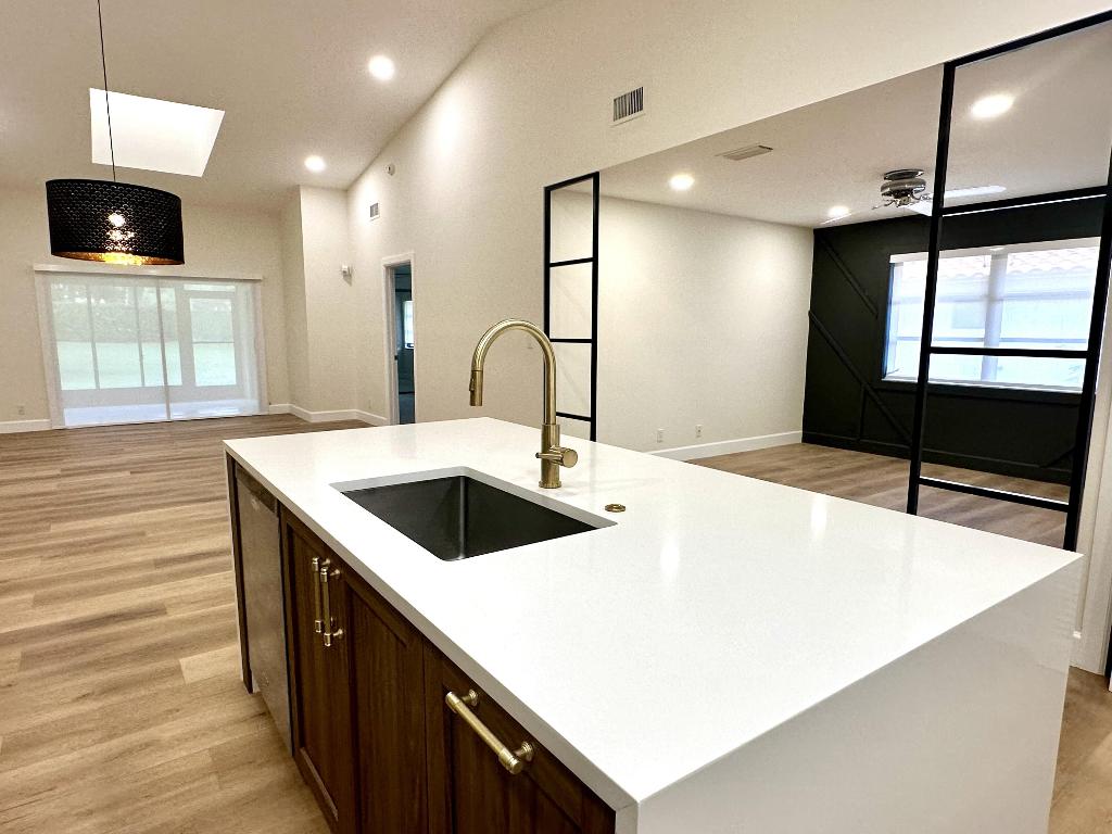 HUNTINGTON POINTE - Residential