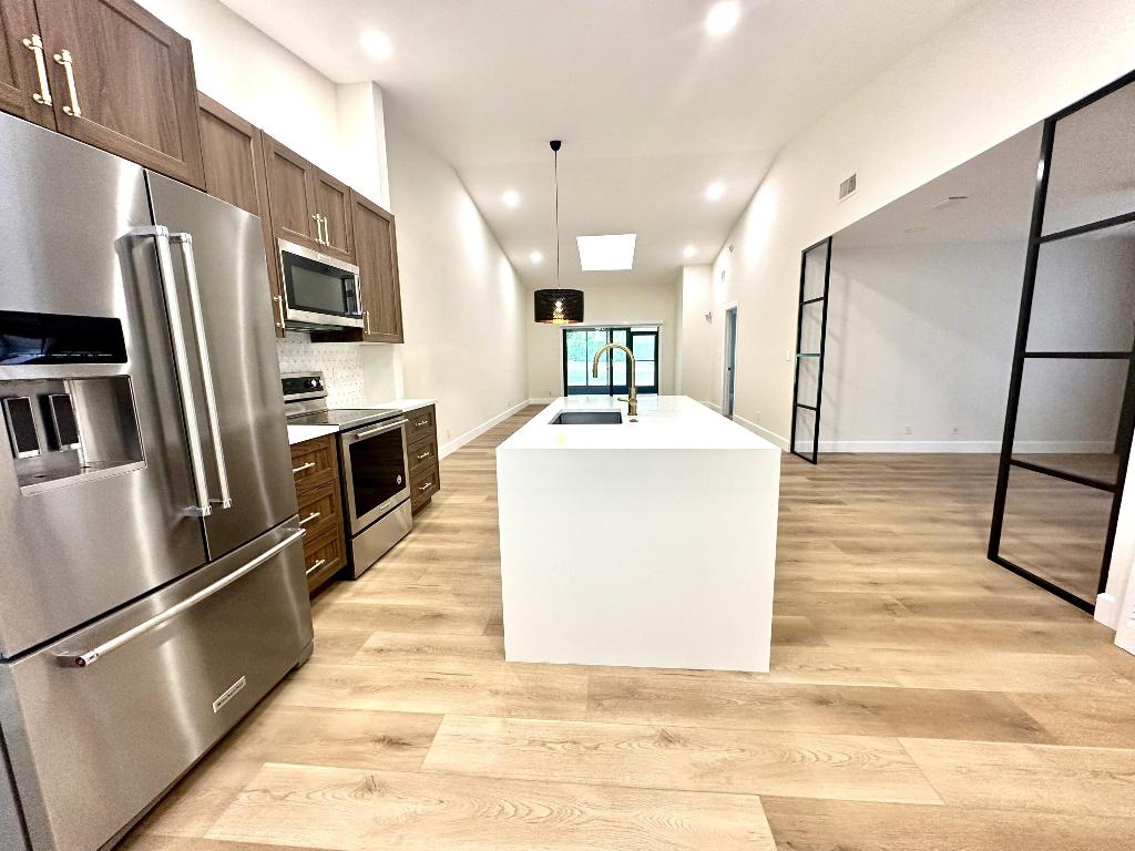 HUNTINGTON POINTE - Residential