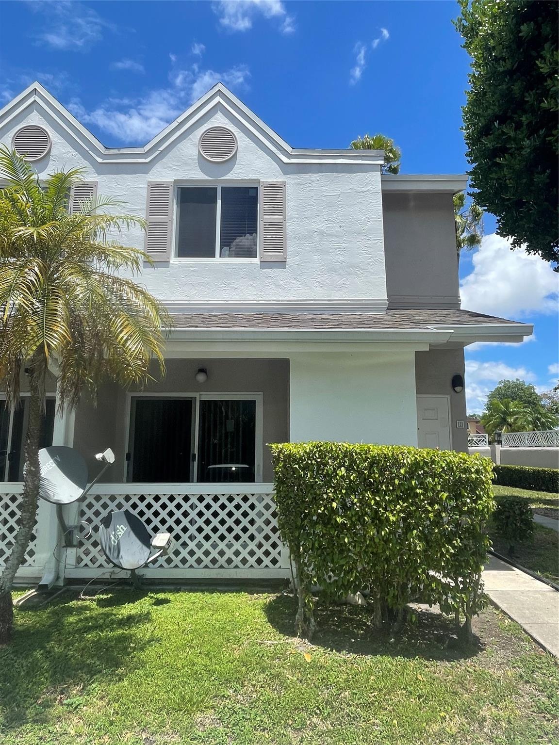 BEAUTIFUL 1/1 APARTMENT IN MIAMI LAKES WITH A LOFT. CLOSE TO SHOPS AND EXPRESSWAYS. COMMUNITY POOL. MUST SEE. WON'T LAST.