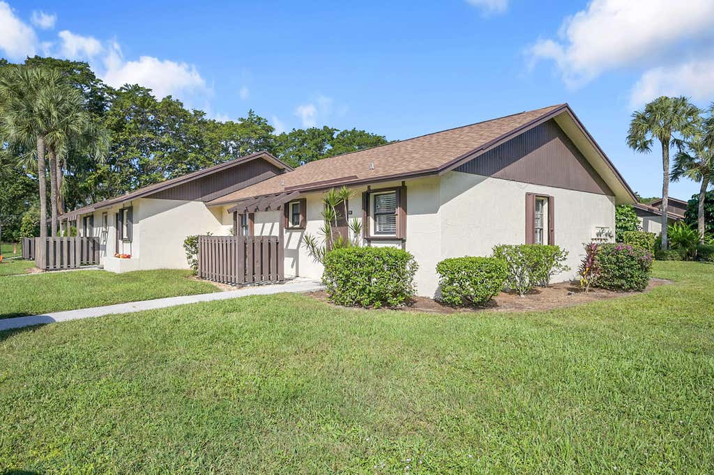 Photo of 16 Via De Casas Norte #16, Boynton Beach, FL 33426 (MLS # R11137679)