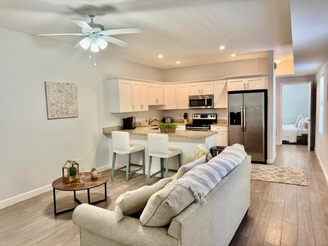 SOUTH PALM BEACH ESTATES - Residential Income