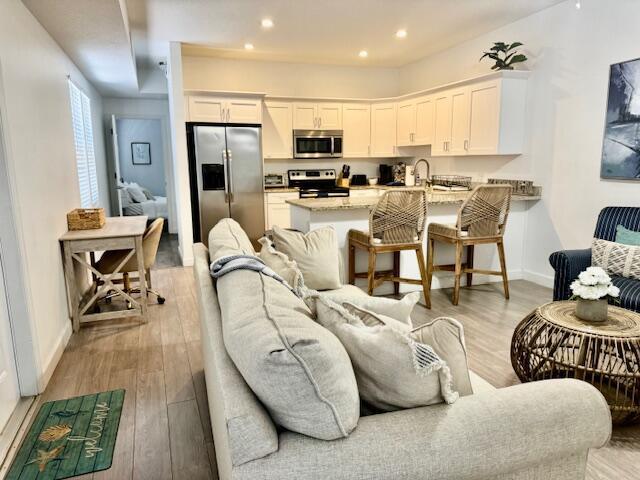 SOUTH PALM BEACH ESTATES - Residential Income