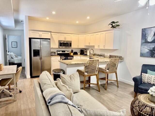 SOUTH PALM BEACH ESTATES - Residential Income