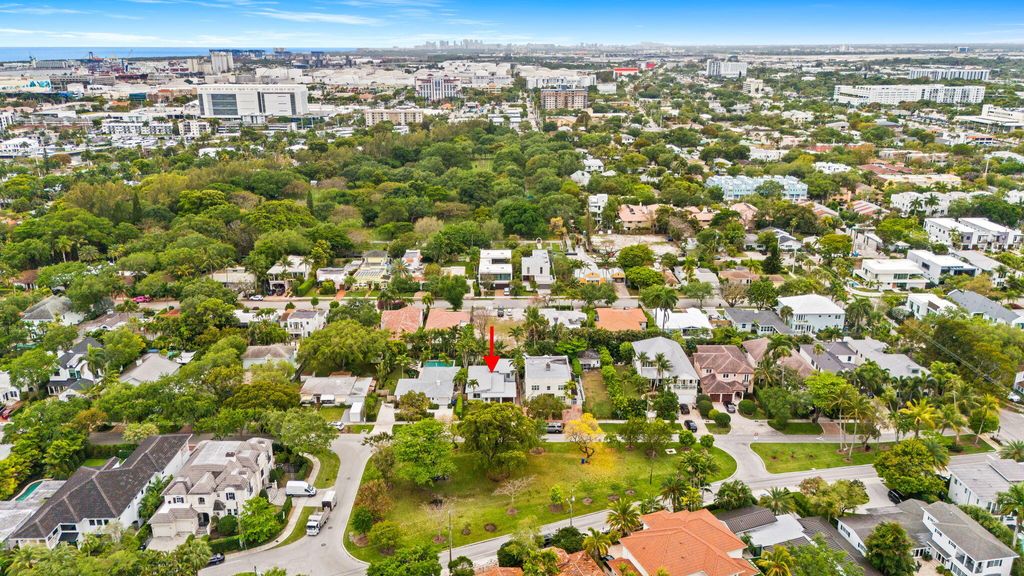 Photo of 1004 SE 11th Street, Fort Lauderdale, FL 33316 (MLS # B26010633)