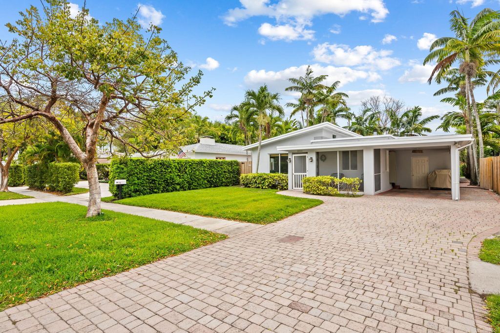 Photo of 1004 SE 11th Street, Fort Lauderdale, FL 33316 (MLS # B26010633)