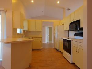 PORT ST LUCIE SECTION 10 - Residential Lease