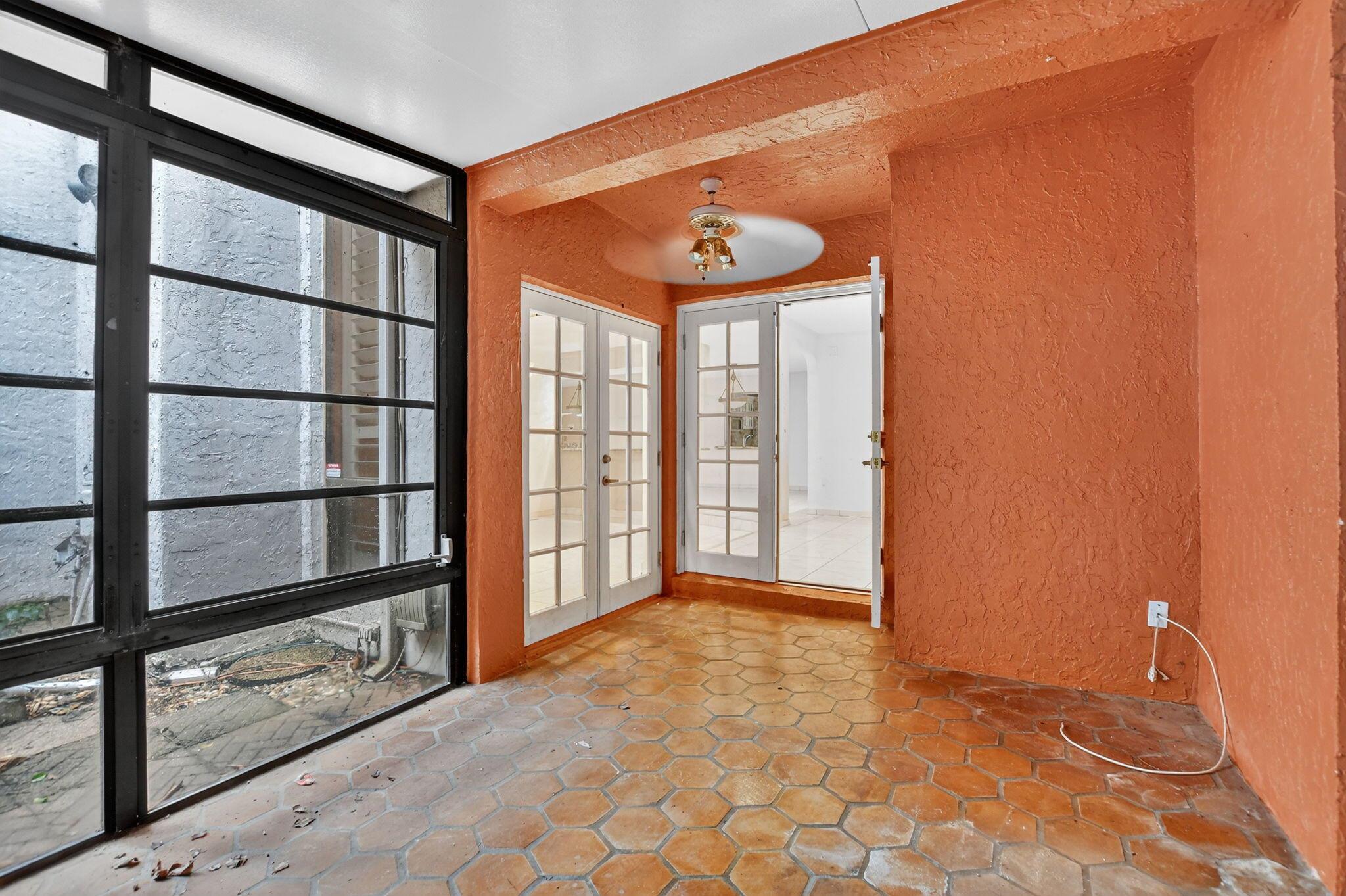 CANARY PALM CLUB - Residential