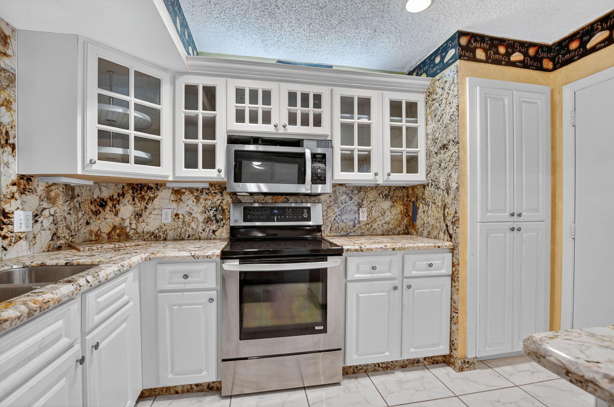 CANARY PALM CLUB - Residential