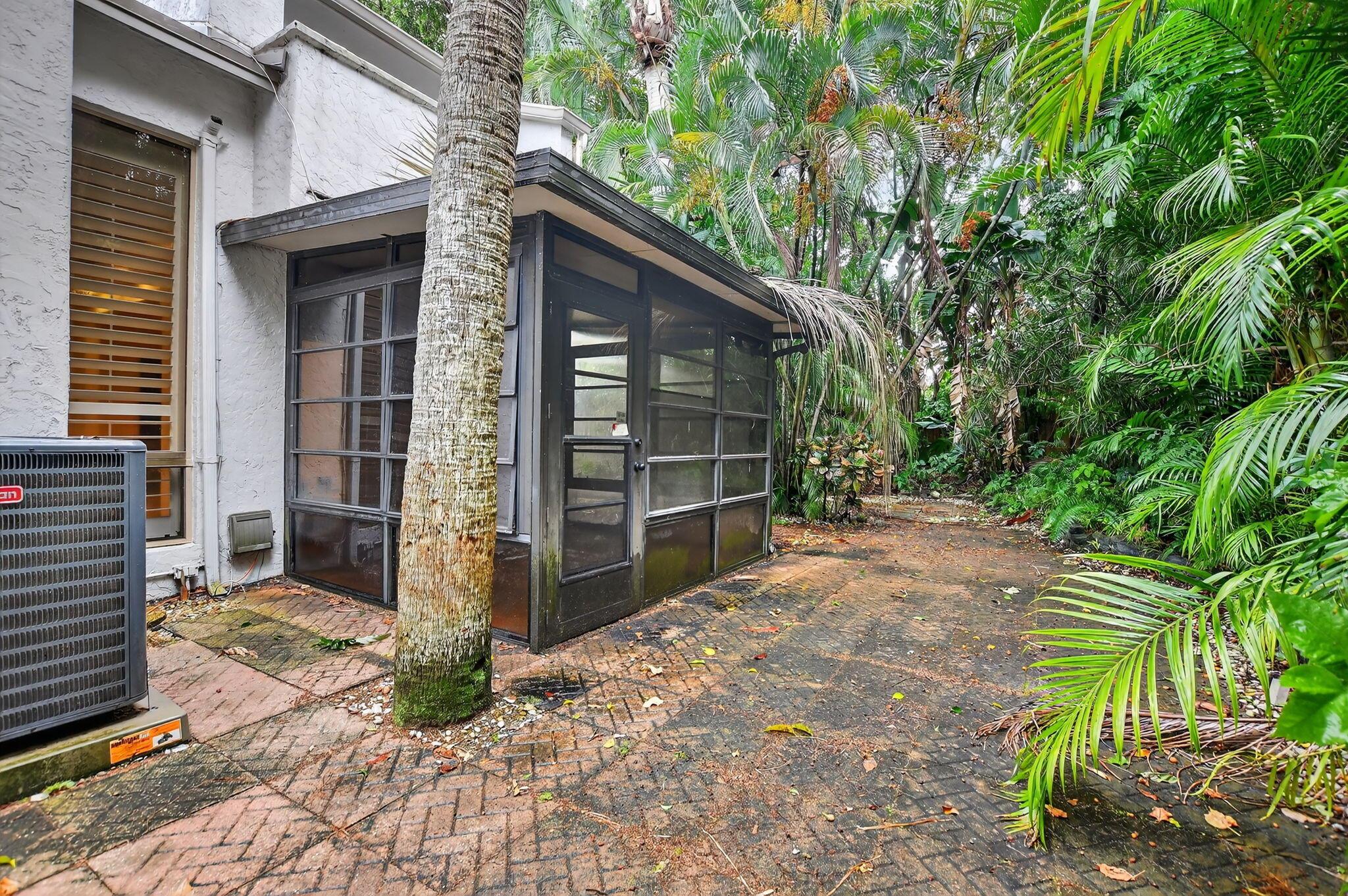 CANARY PALM CLUB - Residential