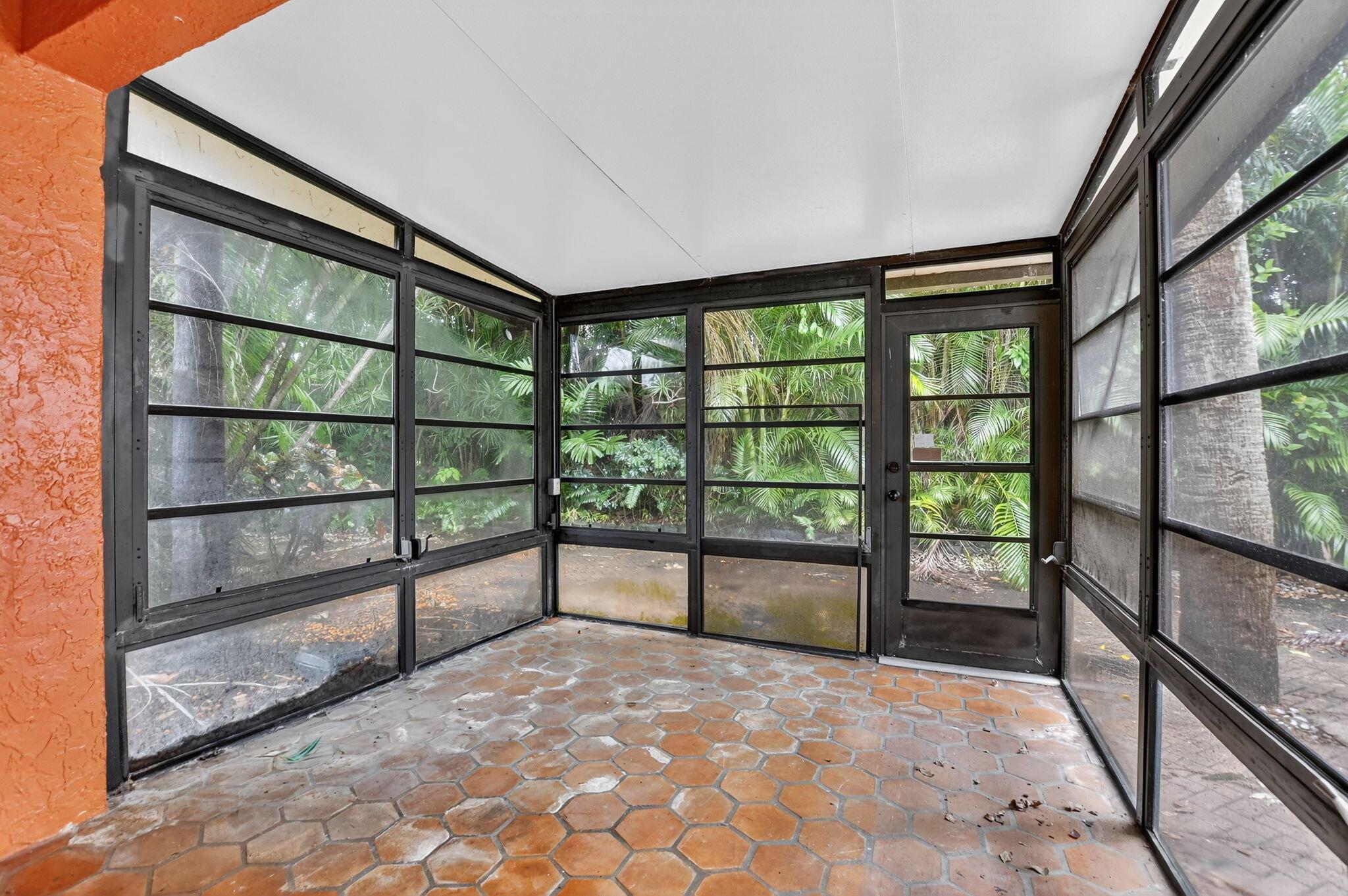 CANARY PALM CLUB - Residential