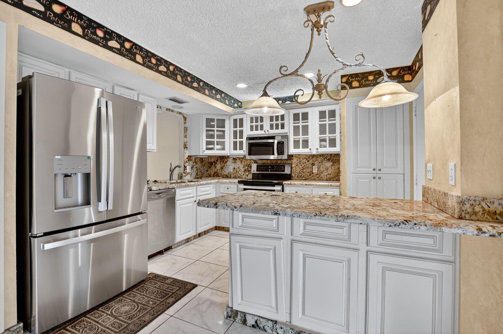 CANARY PALM CLUB - Residential