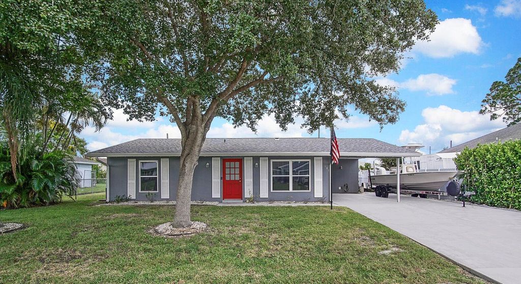 Photo of 685 SE Chapman Avenue, Port Saint Lucie, FL 34984 (MLS # R11109609)