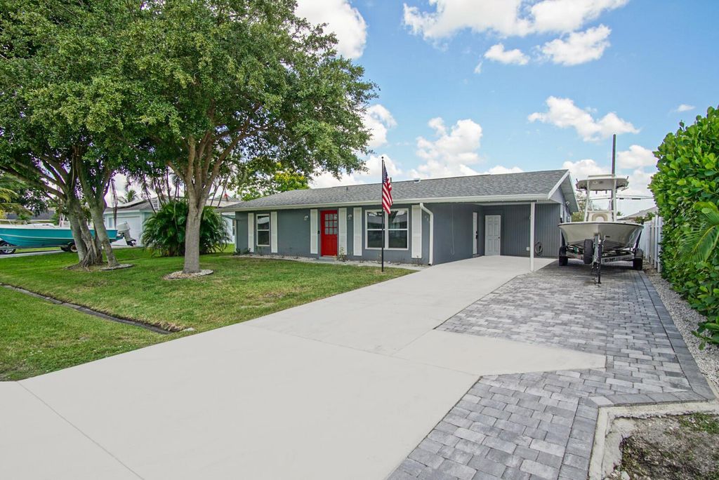Photo of 685 SE Chapman Avenue, Port Saint Lucie, FL 34984 (MLS # R11109609)
