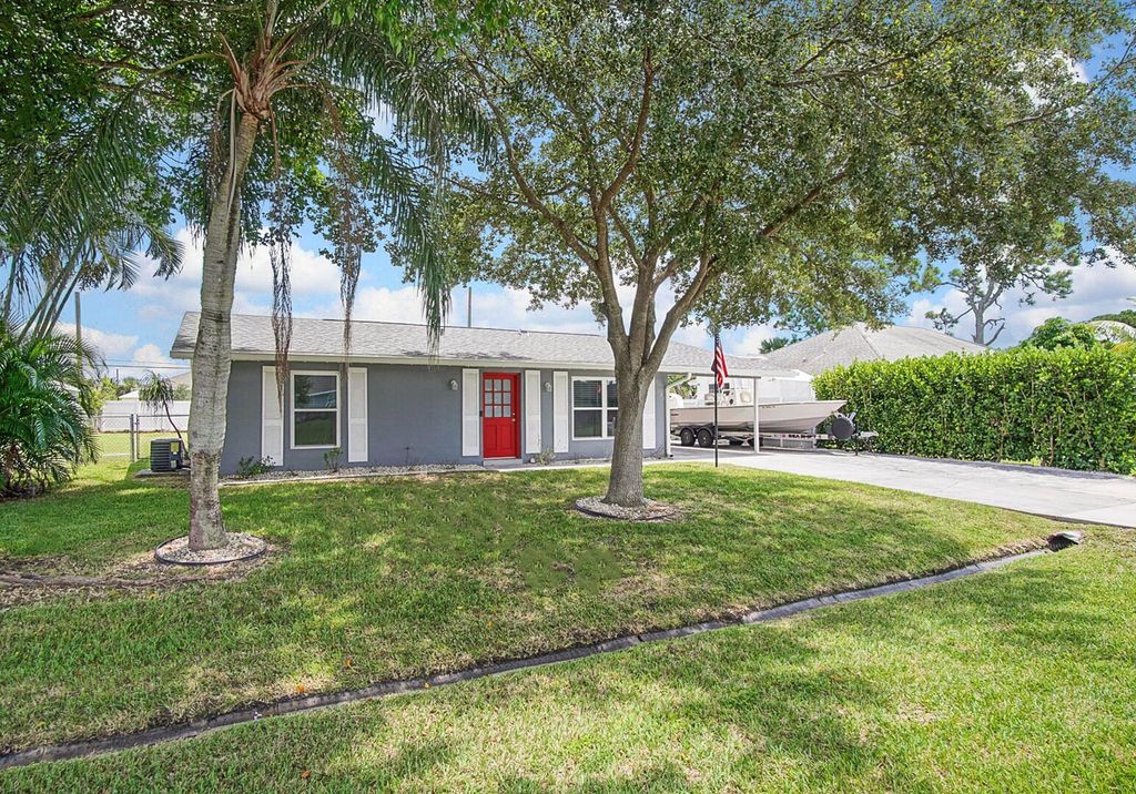 Photo of 685 SE Chapman Avenue, Port Saint Lucie, FL 34984 (MLS # R11109609)