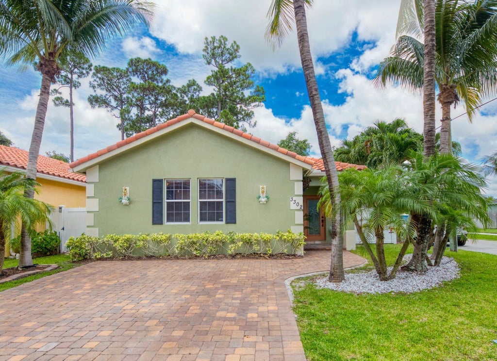 Photo of 3302 Elizabeth Place S, Palm Springs, FL 33461 (MLS # B26039580)