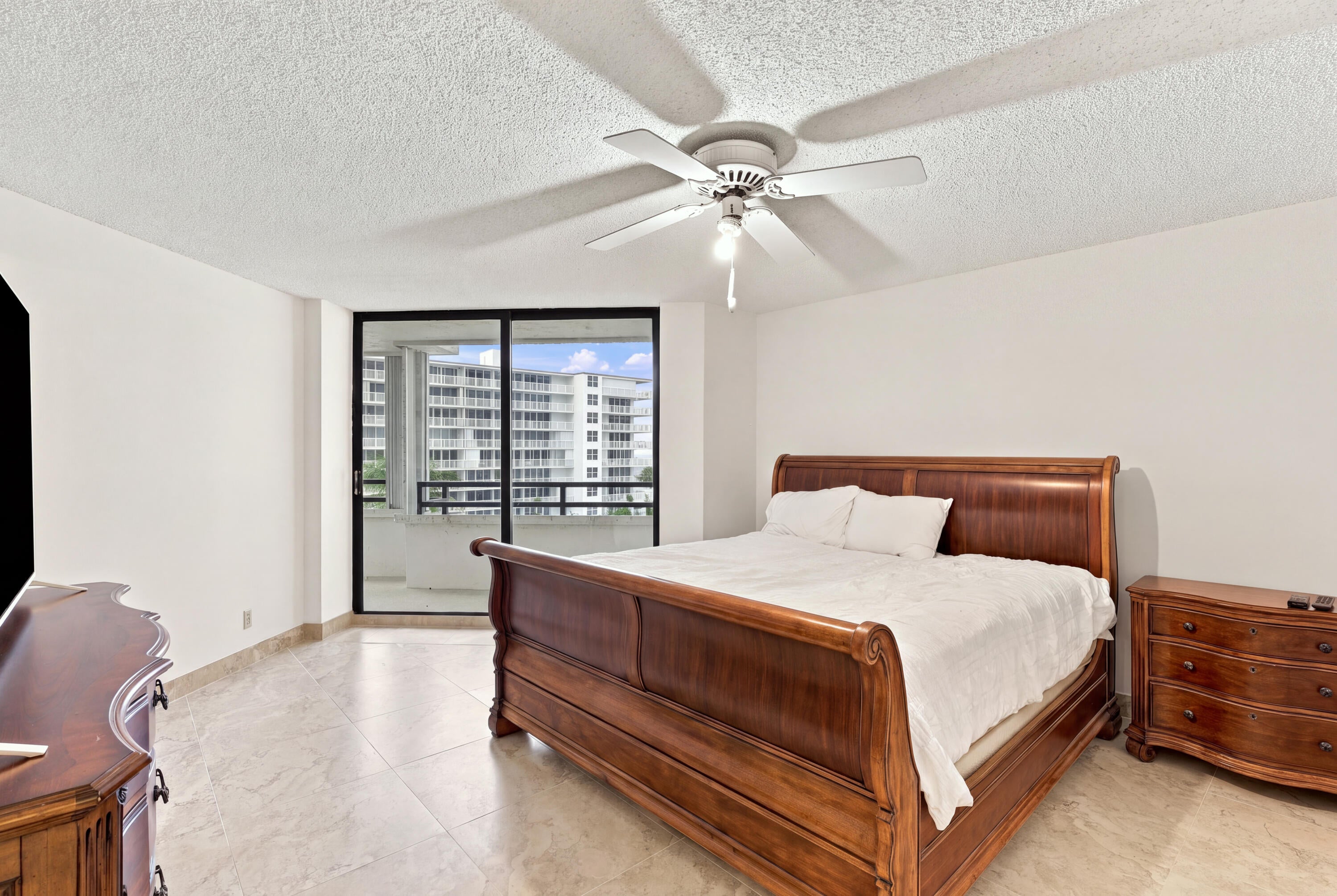 3560 S OCEAN Boulevard 506, South Palm Beach, FL, 33480/$689,000 4 3560 S OCEAN Boulevard 506