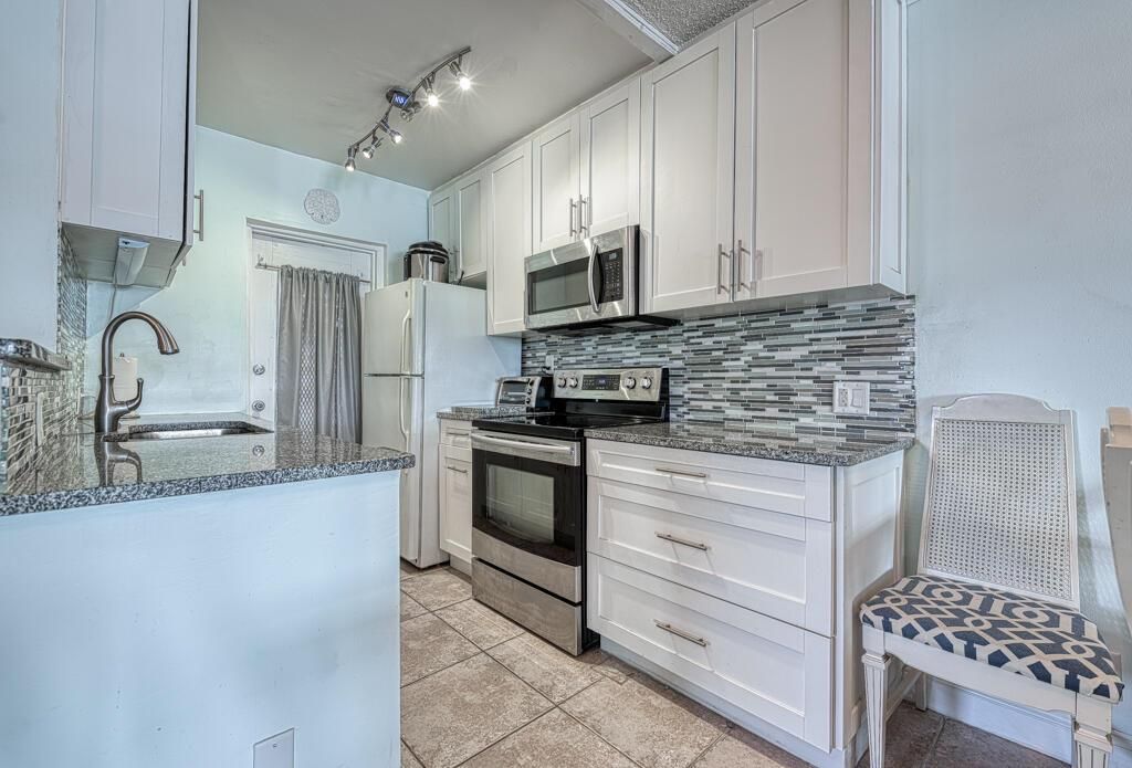 Photo of 1116 Lake Terrace #201, Boynton Beach, FL 33426 (MLS # R10703376)