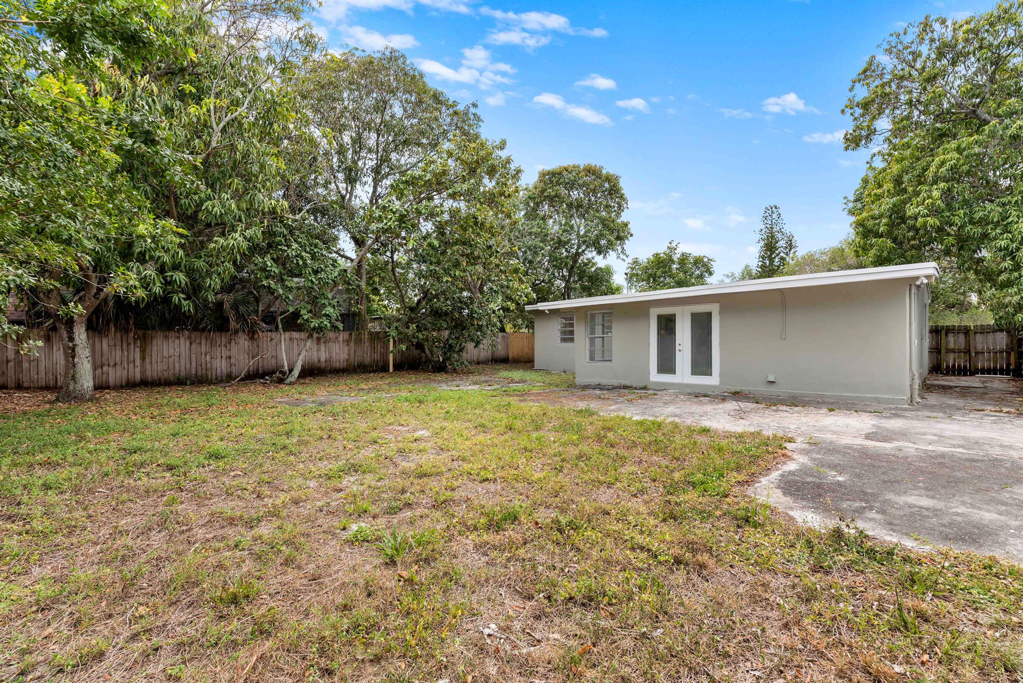 LAUDERDALE MANORS AMD PLA - Residential Lease