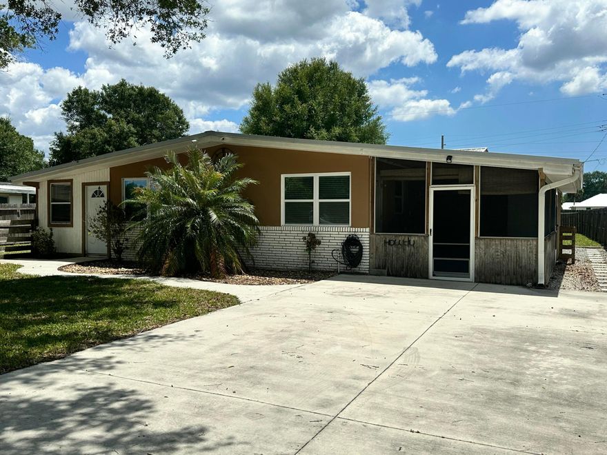 MOTIVATED SELLER! 3BD/1BA OFFERS A GREAT MIX OF INDOOR AND OUTDOOR SPACE ON A FULLY FENCED LOT WITH MATURE OAK TREES. INSIDE YOU WILL FIND AN UPDATED KITCHEN, REFRESHED BATHROOM WITH WALK IN SHOWER AND AN EXTRA ROOM GREAT FOR OFFICE SPACE.  STEP OUTSIDE TO A SPACIOUS YARD WITH A SCREENED IN PORCH, IDEAL FOR ENTERTAINING.  THE PROPERTY ALSO FEATURES A 30 X 20 METAL BUILDING WITH AN ADDITIONAL SHED, GIVING PLENTY OF ROOM FOR STORAGE.  IF YOUR LOOKING FOR SPACE, FLEXIBILITY AND VALUE, THIS ONE IT WORTH A LOOK!