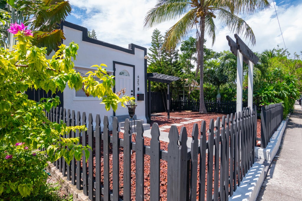 Photo of 425 N D Street, Lake Worth Beach, FL 33460 (MLS # R11018640)